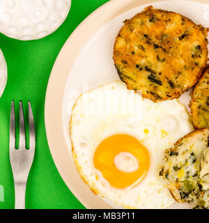 Végétarien cuisiné et Squeak Bulle les gâteaux avec un Œuf frit sur fond vert Banque D'Images