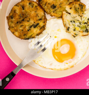 Oeuf au plat sur une plaque avec bulle et Squeak Repas Galettes Banque D'Images