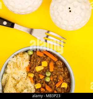 Cottage Pie nourrissant repas dans un bol sur fond jaune Banque D'Images