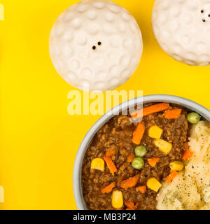 Cottage Pie nourrissant repas dans un bol sur fond jaune Banque D'Images