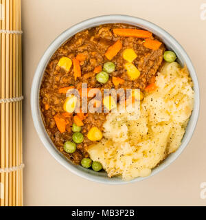 Cottage Pie nourrissant repas dans un bol UNE Agasinst fond gris clair Banque D'Images