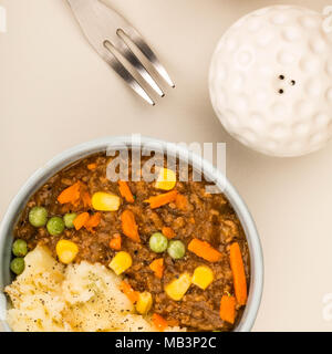 Cottage Pie nourrissant repas dans un bol UNE Agasinst fond gris clair Banque D'Images