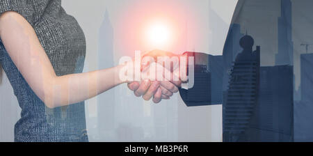 Businessman and businesswoman handshake in city lever du soleil derrière une vitre banner Banque D'Images