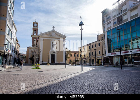CECINA, Toscane, Italie - 31 mars 2018 : la place de l'église avec l'église de la Duomo di San Giuseppe Banque D'Images