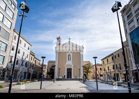 CECINA, Toscane, Italie - 31 mars 2018 : la place de l'église avec l'église de la Duomo di San Giuseppe Banque D'Images