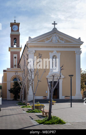 CECINA, Toscane, Italie - 31 mars 2018 : la place de l'église avec l'église de la Duomo di San Giuseppe Banque D'Images