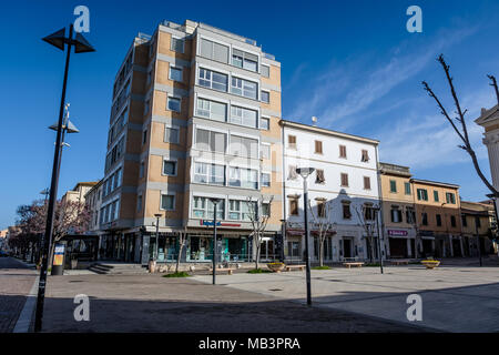 CECINA, Toscane, Italie - 31 mars 2018 : la place de l'église avec l'église de la Duomo di San Giuseppe Banque D'Images