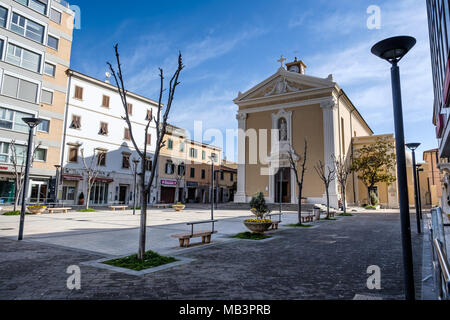 CECINA, Toscane, Italie - 31 mars 2018 : la place de l'église avec l'église de la Duomo di San Giuseppe Banque D'Images