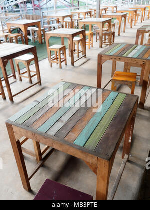 Rangée de maisons colorées, blanc, vert, bleu et marron, des tables et des chaises d'un café ou restaurant à vintage ou rétro style intérieur