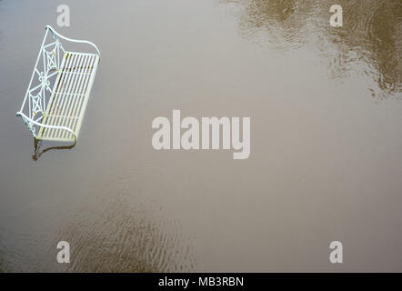 Meubles de jardin dans l'eau d'inondation par la rivière Severn à Atcham, Shrewsbury, Shropshire, Angleterre Banque D'Images