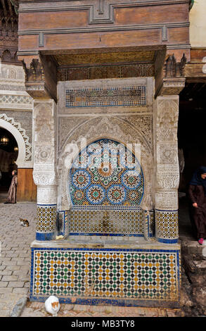 Maroc FES MEDINA SOUK NEJJARINE LA FONTAINE AU SQUARE Banque D'Images