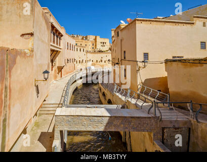 Maroc FES MEDINA SOUK DE LA RIVIÈRE QUI LA TRAVERSE LA MÉDINA MAINTENANT EN GRANDE PARTIE SOUS TERRE Banque D'Images