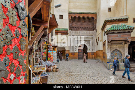 Maroc FES MEDINA SOUK La Place Nejjarine et fontaine à eau et l'ENTRÉE DE L'FONDOUK NEJJARINE EL LES CHARPENTIERS MUSEUM Banque D'Images