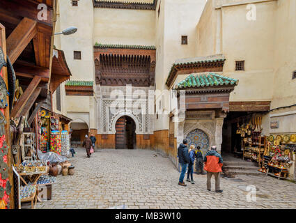 Maroc FES MEDINA LE SOUK NEJJARINE SQUARE AVEC UNE FONTAINE ET L'ENTRÉE AU FONDOUK NEJJARINE EL LES CHARPENTIERS MUSEUM Banque D'Images