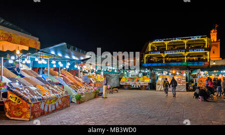 Place JEMAA EL FNA MARRAKECH MAROC Souk Médina SOIRÉE DANS LE CARRÉ STANDS VENDANT UNE VARIÉTÉ DE FRUITS SECS FIGUES DATES ABRICOTS NOIX Banque D'Images