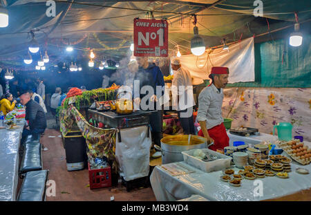 Place JEMAA EL FNA MARRAKECH MAROC Souk Médina SOIRÉE DANS LE CARRÉ stands vendant de la nourriture cuite TAGINE ET SAUCISSES Banque D'Images