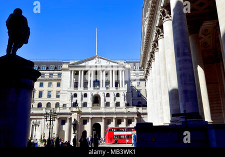 Londres, Angleterre, Royaume-Uni. Banque d'Angleterre sur Threadneedle Street, Royal Exchange (R) et statue de James Henry Greatehead (L) Banque D'Images