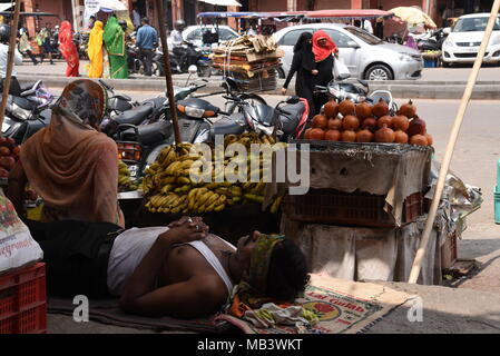 Un vendeur de rue prend une pause sieste dans le Jaipur, Rajasthan, Inde Banque D'Images