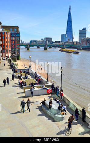 Londres, Angleterre, Royaume-Uni. Vue depuis le pont du millénaire à l'Est vers le fragment. Les employés de bureau à l'extérieur sur Paul's à pied à l'heure du déjeuner Banque D'Images