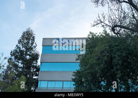 Façade avec logo et inscription à l'administration régionale du fabricant de dispositifs médicaux l'Cooper Companies à Pleasanton, Californie, le 26 mars 2018. () Banque D'Images