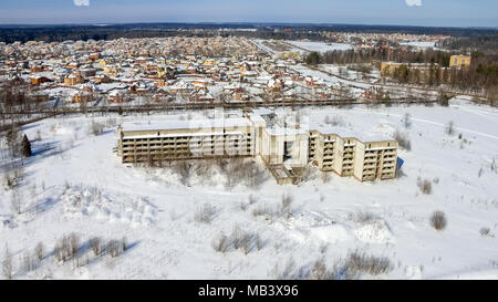 L'inachevé et l'immeuble abandonné se dresse sur un terrain couvert de neige Banque D'Images