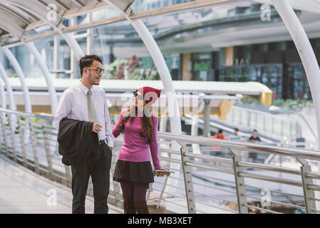 Voyage réunion inspiré les jeunes couple aimant dans l'aéroport. Banque D'Images