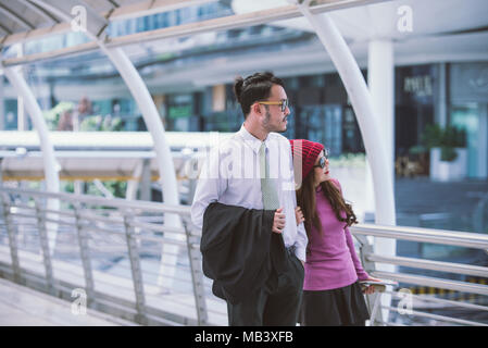 Une jeune couple aimant voyager dans l'aéroport. Banque D'Images