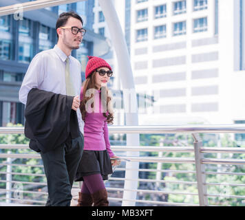 Une jeune couple aimant voyager dans l'aéroport. Banque D'Images