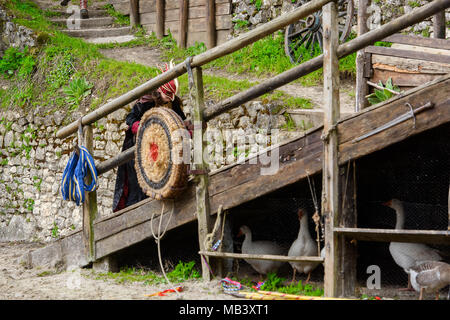 PROVINS, FRANCE - 31 mars 2018 : mauvaise femme monte non identifiés lors de l'attaque sur le royaume dans la cité médiévale de la reconstruction de la légende Knig Banque D'Images