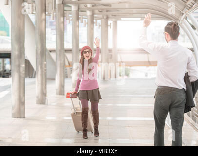 Les couples qui sont en train de tomber amoureux, chaque message d'autres dans l'attente de vos dossiers de voyage de l'aéroport.Concept de Voyageur et amoureux Banque D'Images