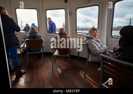 L'intérieur de l'avant le salon sur la Mersey Ferry Iris Royal comme il traverse la rivière Mersey Banque D'Images