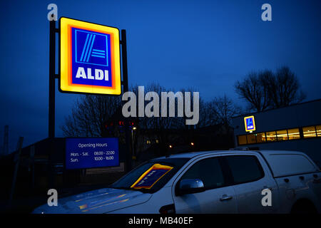 Les détaillants d'escompte au Royaume-Uni : un faible coût d'ALDI supermarché Store Se connecter la nuit à l'extérieur d'une succursale du magasin à Cirencester UK Banque D'Images