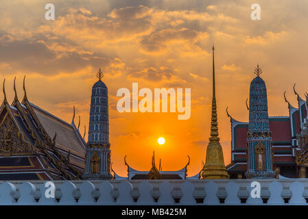 Coucher du soleil à Bangkok, Thaïlande - coucher de soleil et ciel orange spectaculaires édifices anciens de Grand Palace Banque D'Images