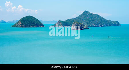 Paysages de mer de Khao Sam Roi Yot National Park, province de Prachuap Khiri Khan, Thaïlande. Les îles et les bateaux dans des eaux bleu azur Banque D'Images