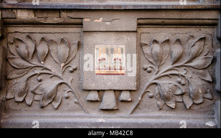 Belgrade, Serbie - Avril 3, 2018 : Une architecture ornement floral relief , avec une tuile de céramique, sous la fenêtre d'une maison en centre-ville Banque D'Images