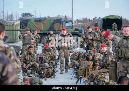 Parachutistes français train dans le sud de la France avant d'aller à la guerre en Afrique, pour l'opération militaire contre le terrorisme Barkhane. Toulouse - France - février 2018. Les paras français s'entraînent avant de partir en guerre en Afrique pour l'opération Barkhane. Toulouse - France - février 2018. Banque D'Images