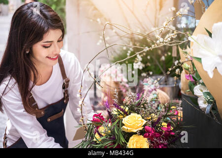 Les jeunes femmes chefs d'entreprises faire fleuriste bouquet de Banque D'Images