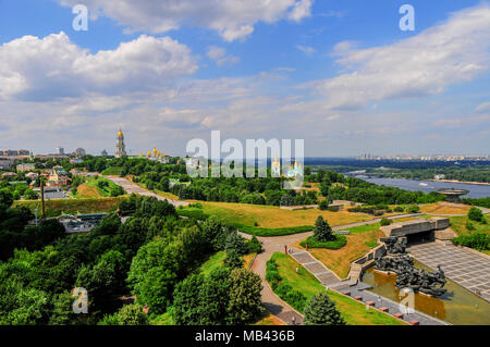 Vue aérienne de la monastère de la grotte de Kiev et de l'État ukrainien Musée de la Grande guerre patriotique de Kiev, Ukraine. Banque D'Images