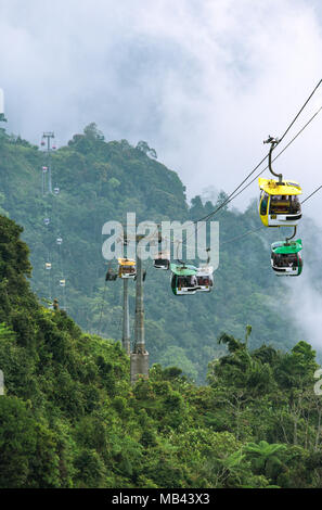 Cable car transportant des passagers et le bas de la montagne. Banque D'Images