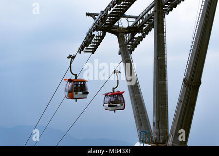 Cable car transportant des passagers et le bas de la montagne. Banque D'Images