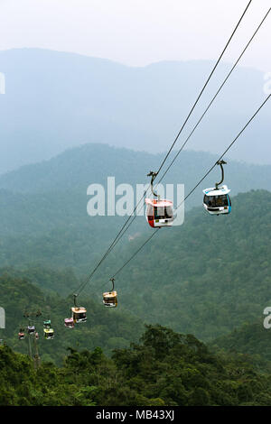 Cable car transportant des passagers et le bas de la montagne. Banque D'Images