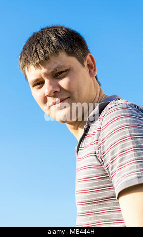 Handsome casual man smiling at camera, un jour ensoleillé Banque D'Images
