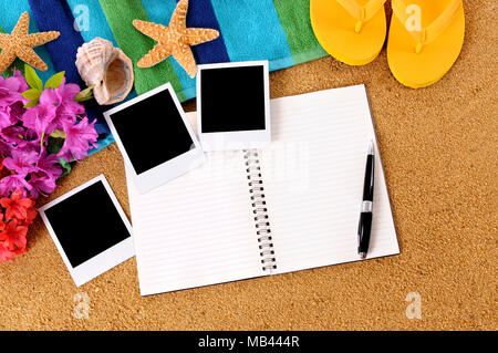 Scène de plage hawaïenne avec écrit en blanc et livre des tirages photo, fleurs traditionnelles, serviette de plage, des étoiles et des tongs Banque D'Images