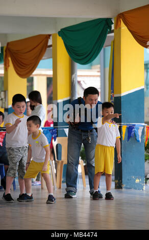 Famille au jardin sport 24. Banque D'Images