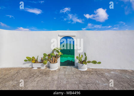 Ostuni (Pouilles, Italie) - La magnifique ville blanche dans la province de Brindisi, Pouilles, Italie du Sud, avec l'ancien centre historique sur la colline Banque D'Images