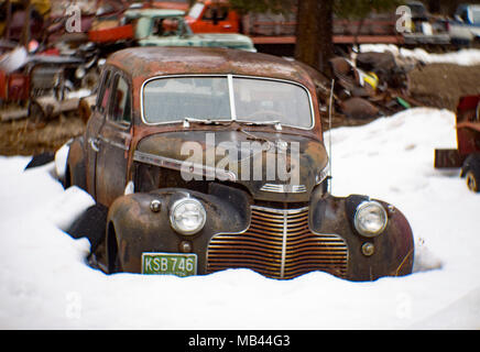 1940 Chevrolet Special de luxe noir 4 portes berline, derrière une grange, à Noxon, Montana Cette image a été prise avec un ancien objectif Petzval et indique s Banque D'Images