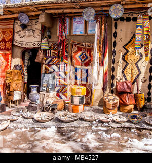 Tapis, couvertures, poterie etc en berbère shop dans imill, atlas, Maroc Banque D'Images