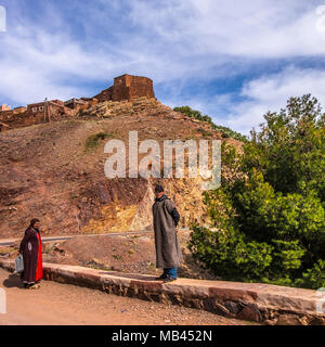 Berbères par route dans les montagnes de l'Atlas, Maroc Banque D'Images