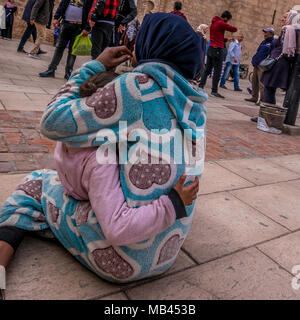 Mendiant dans les rues de Marrakech, Maroc Banque D'Images