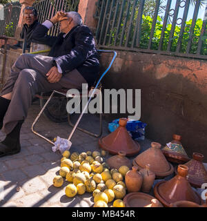 L'homme vend des fruits et légumes dans le souk, Marrakech, Maroc Banque D'Images